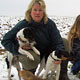 Gaby mit Romy, Lena und den Hunden am erlegten Fuchs.